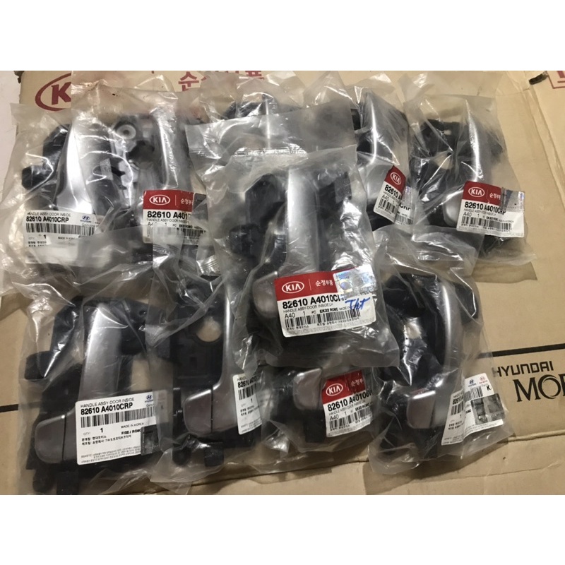 82610A4010CRP - Tay mở cửa trong trước trái Kia Rondo