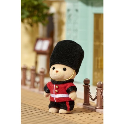 Đồ Chơi Sylvanian Families Bác Gấu Canh Gác Hoàng Gia Anh Guardian Bear