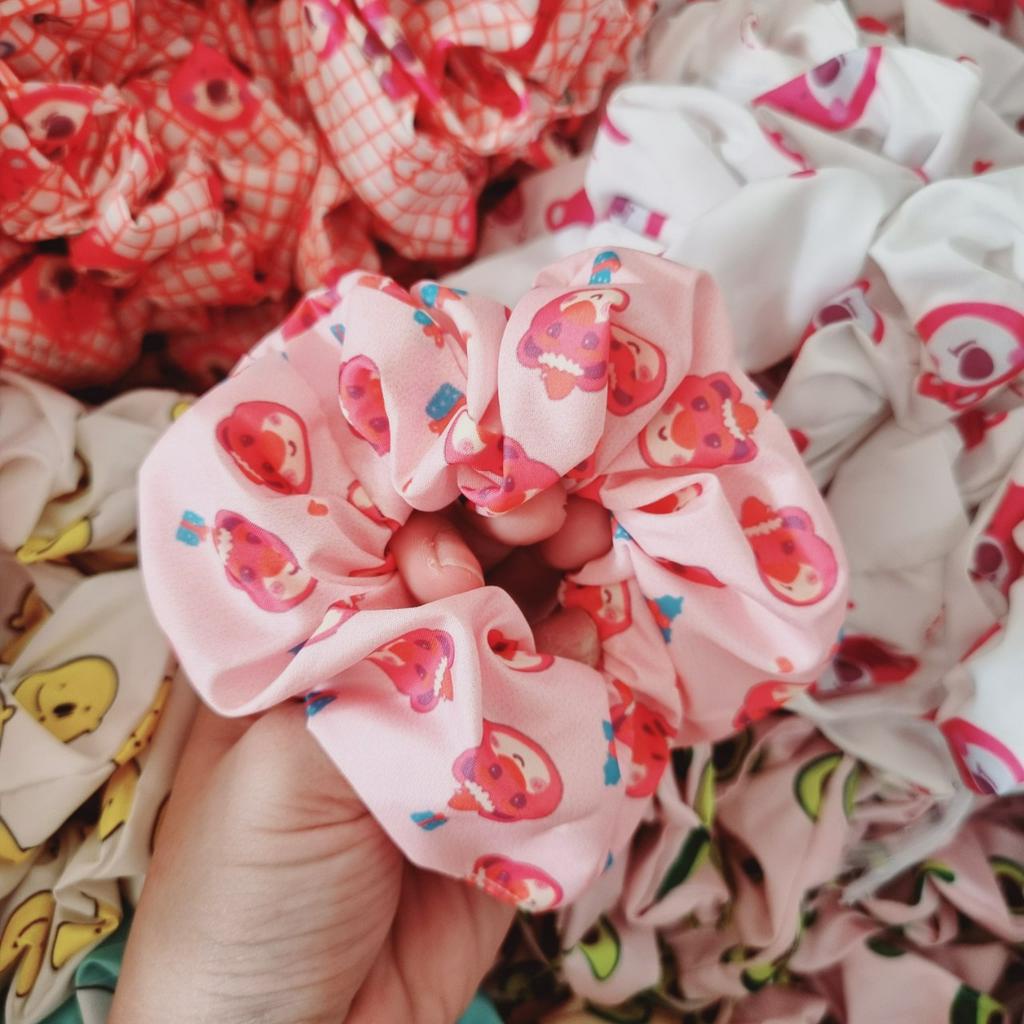 Cột tóc Scrunchies Gấu Dâu Hồng lotso cute