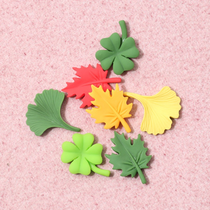 Charm lá phong đỏ xanh và cánh hoa Clover cho các bạn trang trí vỏ ốp điện thoại, kẹp tóc hoặc dán Jibbitz, DIY