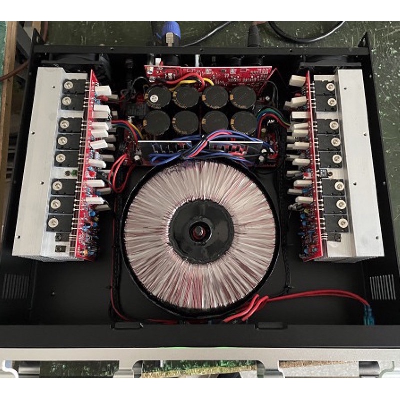 Cục đẩy kenwood fa500 sử dụng 32 đèn công suất 850w /1kênh đẹp sang