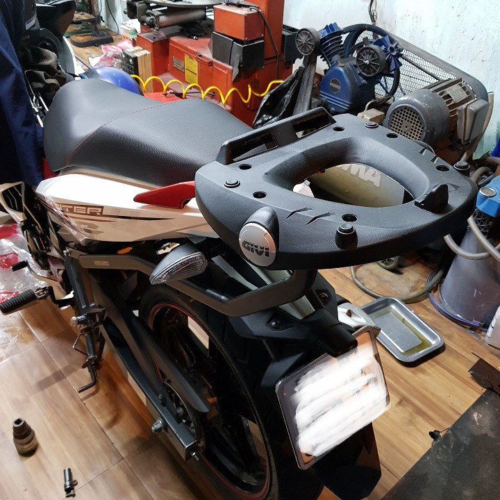 Baga Givi HRV Exciter 150/ Y15ZR chính hãng cho xe chịu lực cao bao gồm đế gắn thùng
