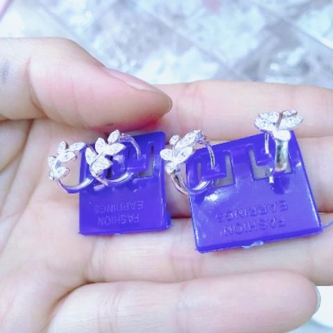 Bông tai bạc Van Jewelry V10472 Bông tròn sát tai cành lá nạm đá trắng xinh dịu dàng