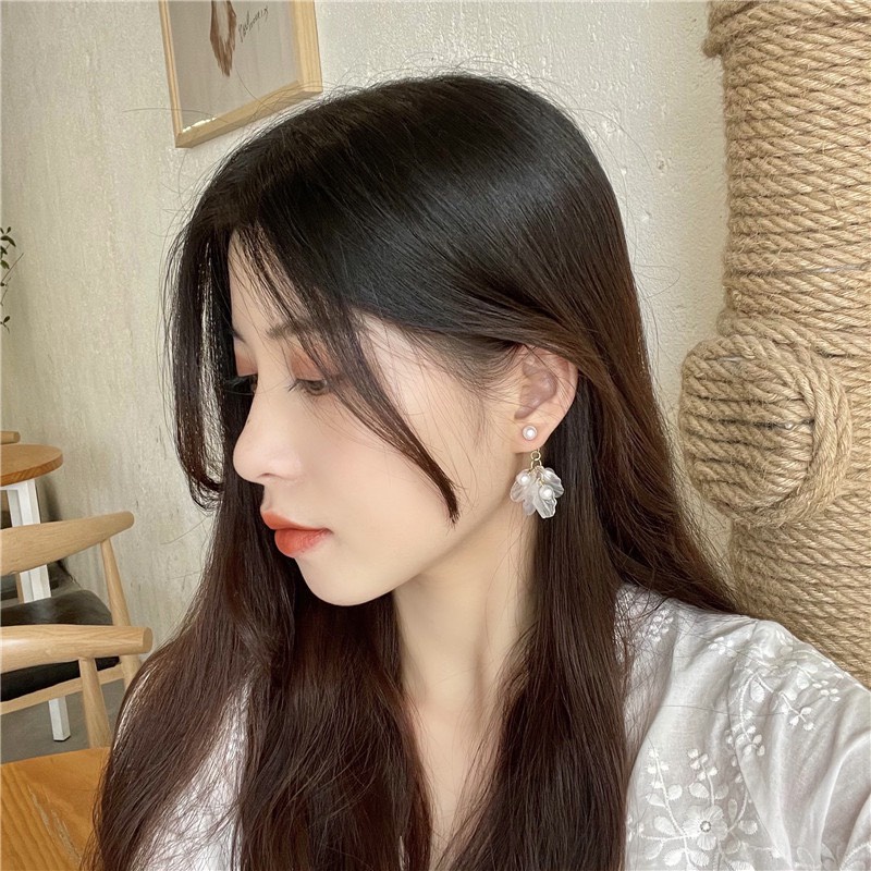 Bông tai cánh hoa trắng KA05 Mayconner