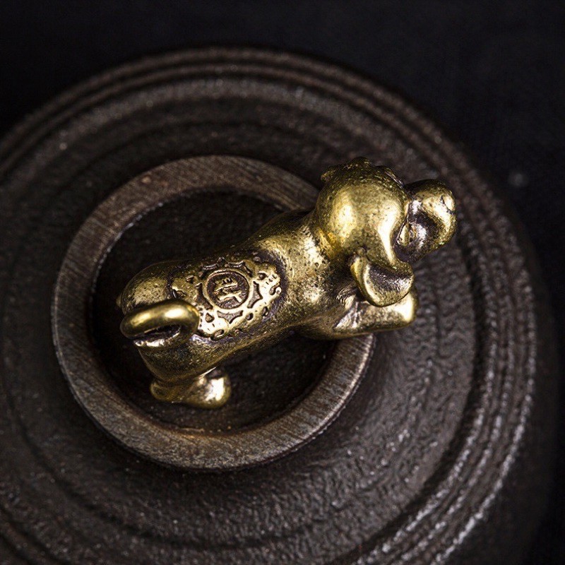 Tượng Trưng Bày Phong Thủy Bằng Đồng Hình Con Chó Khắc Chữ Tài, Làm Móc khoá