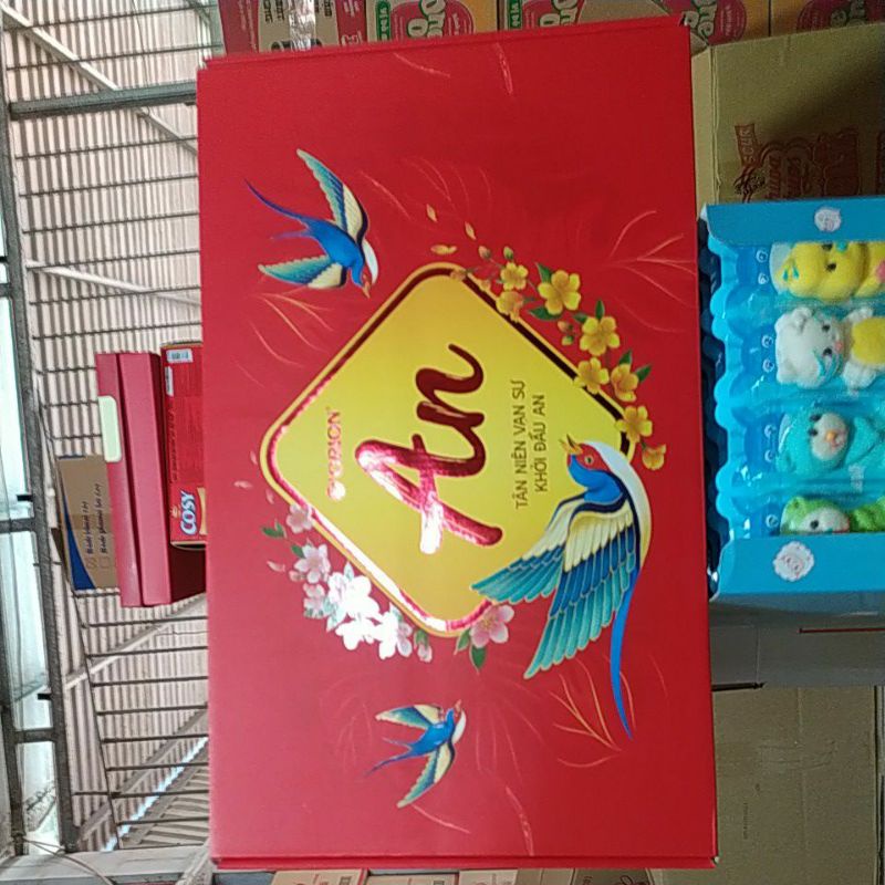 Hộp quà tết An to 976,7 gam , hộp trung703,8 gam có kèm túi xách giấy