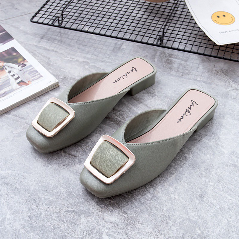 Hàng sẵn: Giày dép sục cao su thơm mũi vuông khoá vuông( form nhỏ)