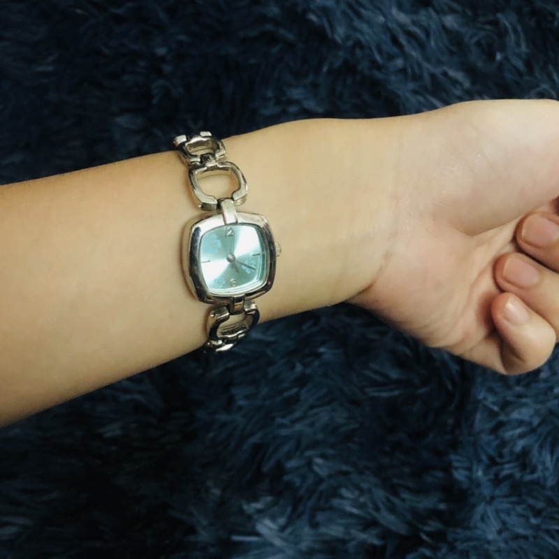 Đồng hồ si nữ dạng lắc mặt xanh hiệu Nhật