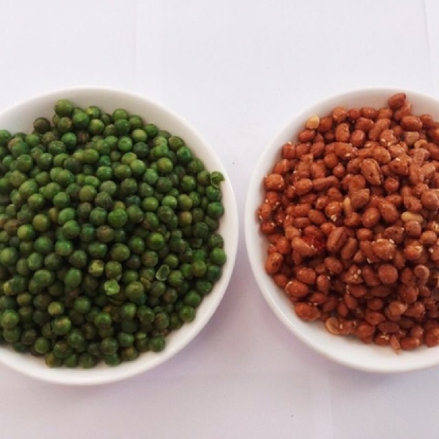 0.5KG ĐẬU HÀ LAN RANG TỎI ỚT VÀ 0.5KG LẠC RANG TỎI ỚT