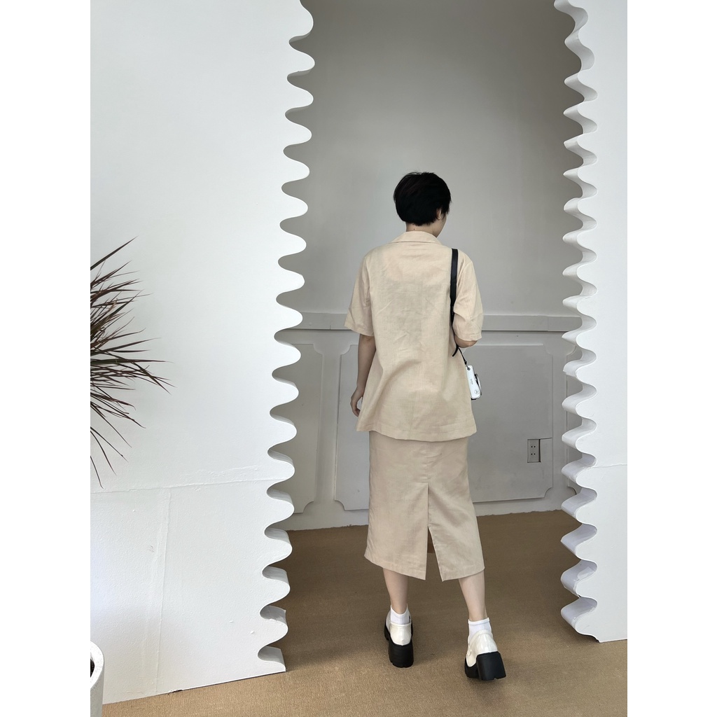 Chân váy midi chất linen xẻ sau form hack eo, không lộ bụng. Có lót dày dặn