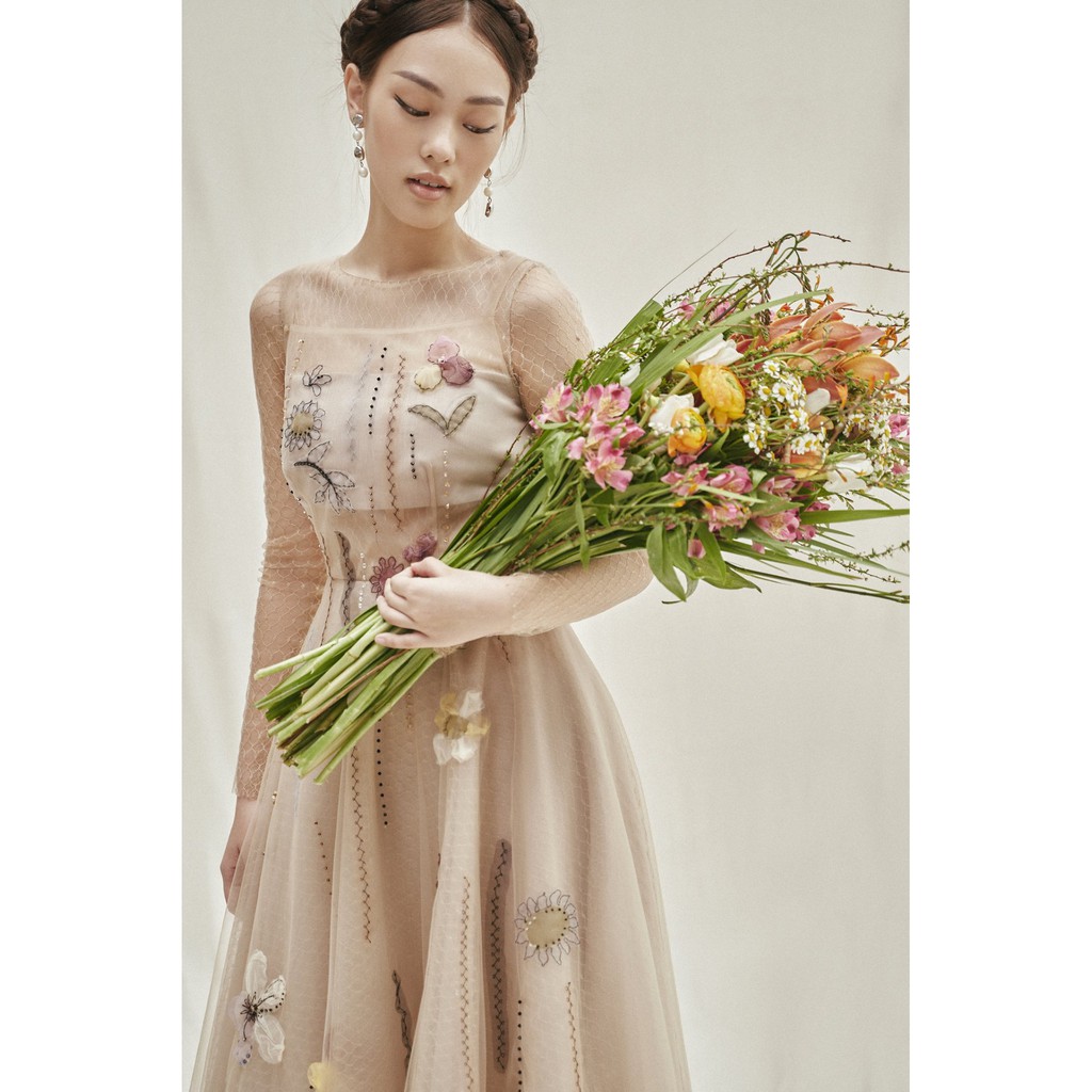 MAVEN - Váy beige lưới hoa tay dài đính kết Santorina Dress