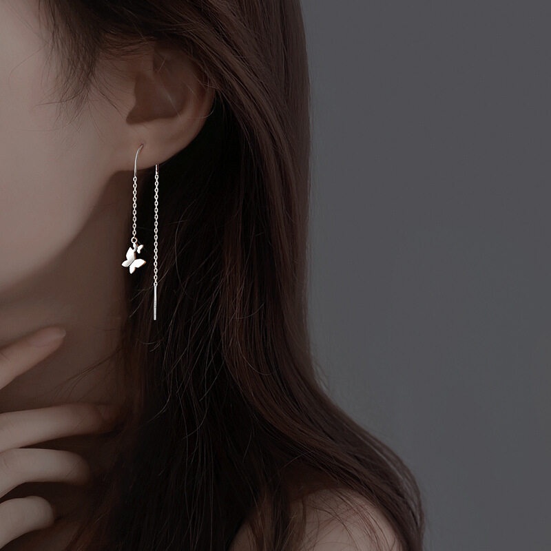 1 Đôi Bông Tai Dáng Dài Mặt Hình Bướm Phối Tua Rua Màu Bạc Phong Cách Vintage Cho Nữ