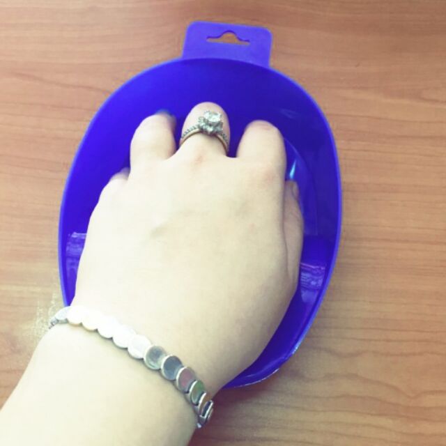 Bát ngâm móng tay