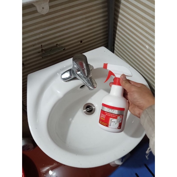 Siêu tẩy cặn canxi Tomas X4 trên vách kính nhà vệ sinh - Mituhome - Hàng Công ty chính hãng