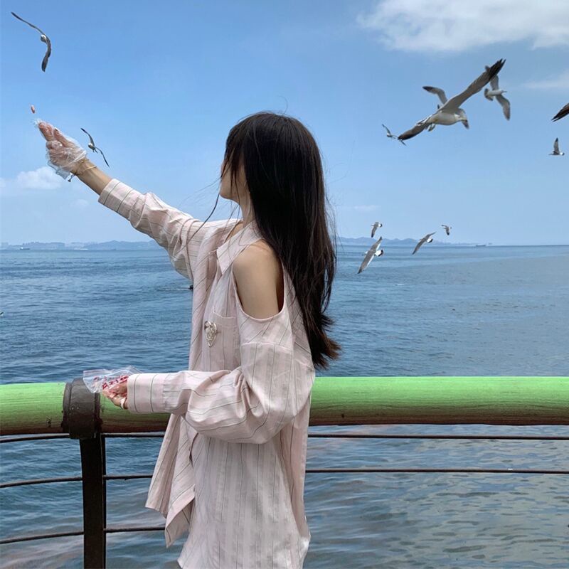 Áo sơ mi IELGY dáng rộng hở vai in kẻ sọc phong cách duyên dáng