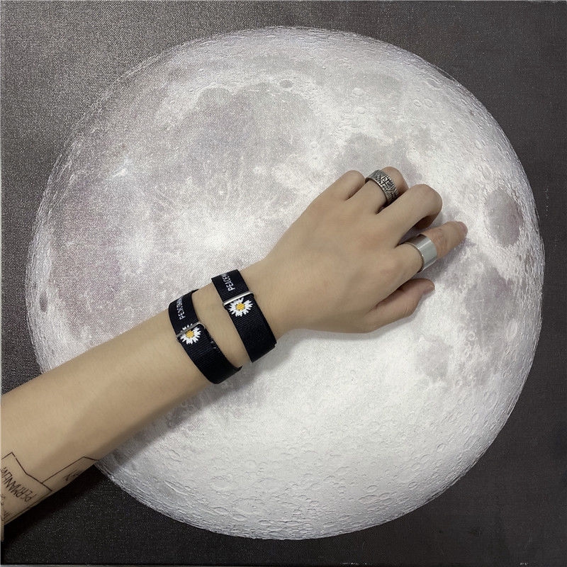 Vòng tay in hình hoa cúc retro hợp thời đơn giản