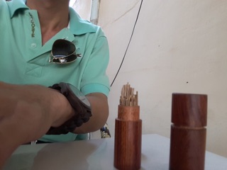 Tăm Trầm hương que đốt hút thuốc