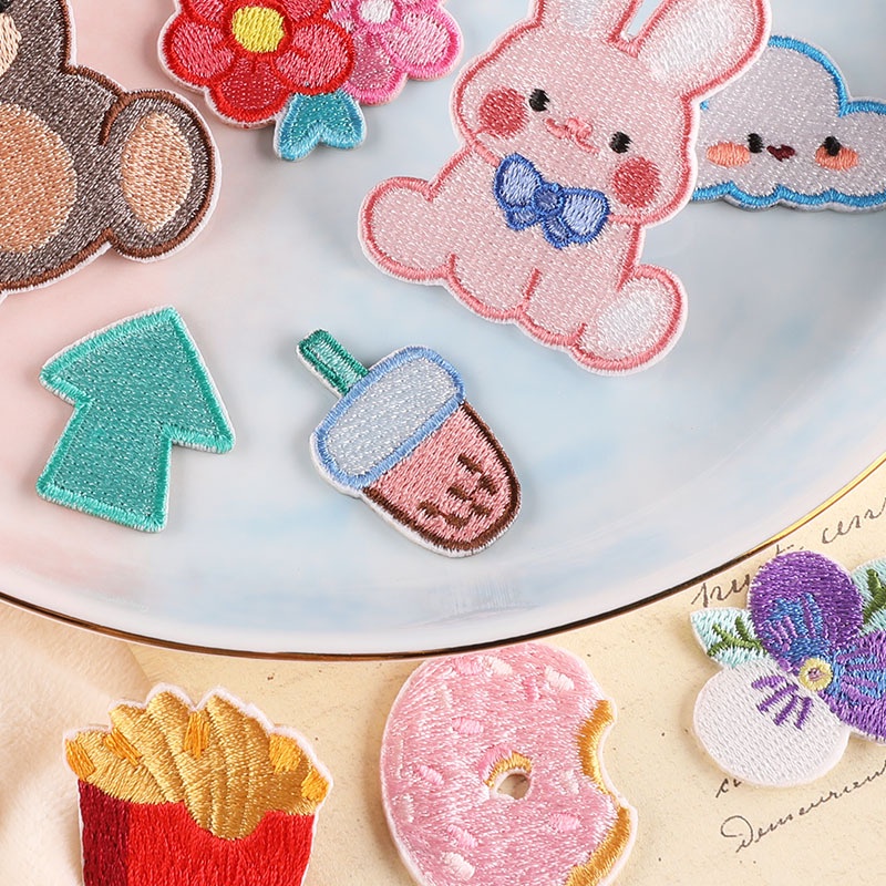 Miếng Dán Tự Dính Họa Tiết Hoạt Hình Dễ Thương Dùng Để Trang Trí Túi Xách/ Quần Áo Tiện Dụng