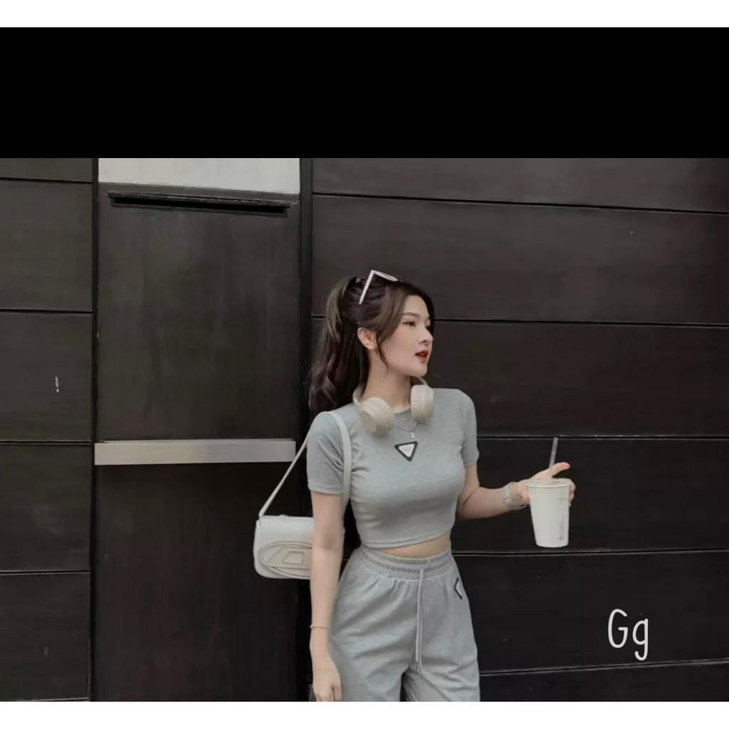 Set kiểu áo thun croptop tay ngắn quần sọt đùi xinh logo tam giác hot, chất thun gân mịn