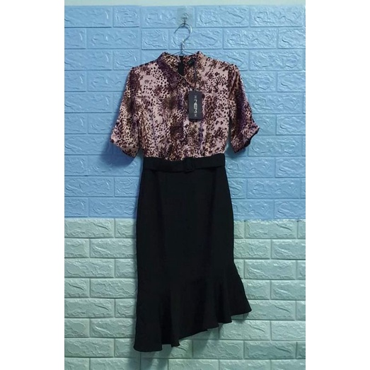 Đầm NEM đuôi cá hoạ tiết bèo phối đen size s nguyên tag