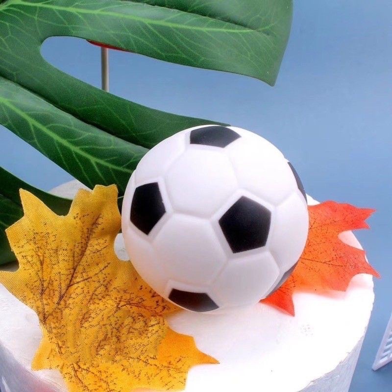 Quả bóng đá trang trí bánh 6cm bằng nhựa