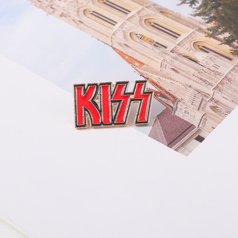 Ghim Cài Áo Hình Cặp Đôi Có Chữ Red Kiss Cá Tính
