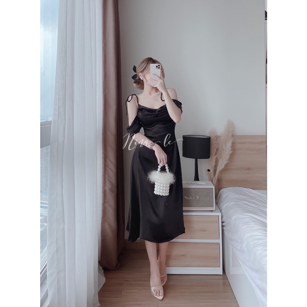 Đầm váy dự tiệc hai dây trễ vai xếp ly ngực màu trắng tinh khôi giúp nàng nổi bật.