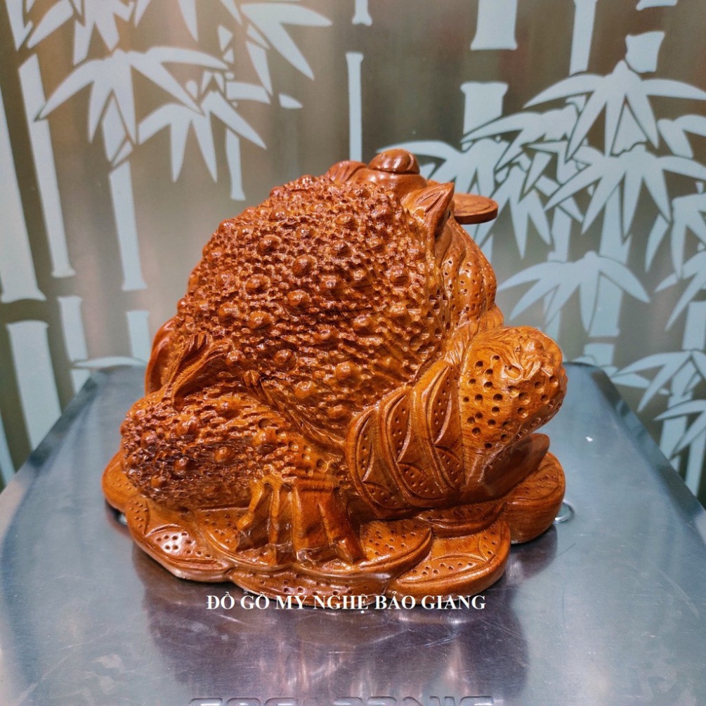Tượng con cóc ngậm vàng hút tài lộc gỗ hương