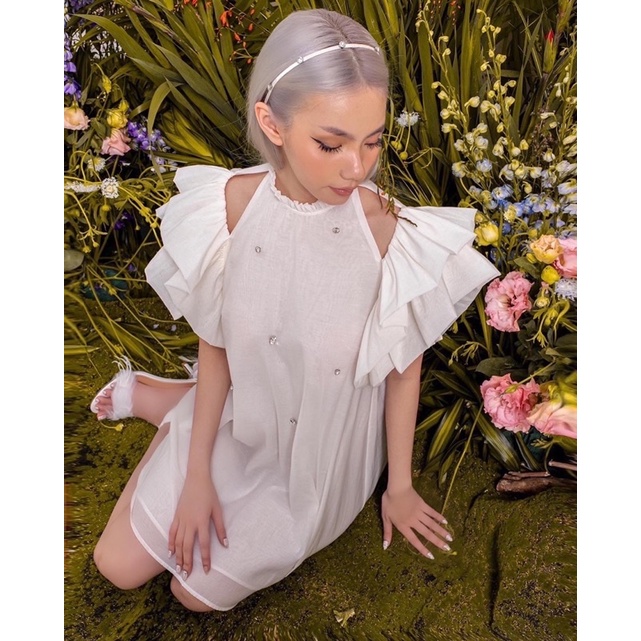 Đầm dáng ngắn thiết kế tiểu thơ phối bèo khoét vai đính charm chất liệu tơ voan 𝐑𝐀𝐂𝐇𝐄𝐋 𝐃𝐑𝐄𝐒𝐒