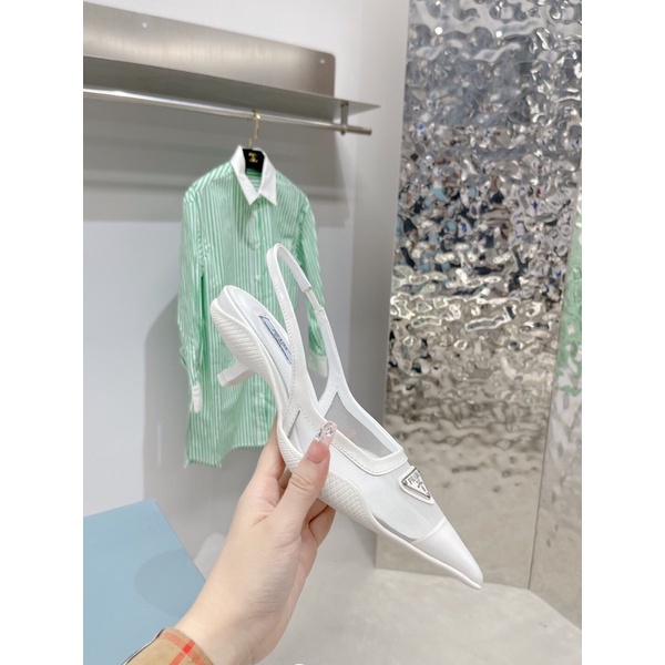 Giày cao gót 5cm mũi nhọn khoét eo logo thương hiệu Prada 2022 cao cấp