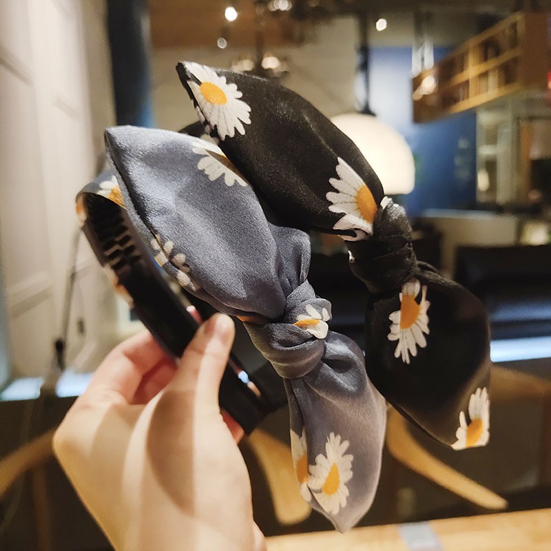 Cài tóc vải họa tiết hoa cúc trắng hot trend C71316