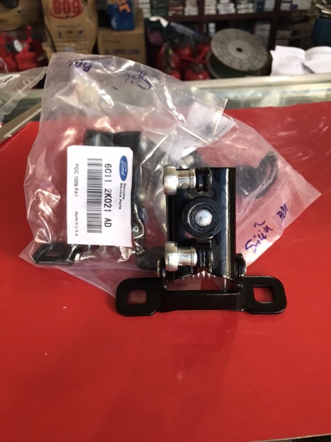 Bát bạc đạn cửa lùa Ford Transit