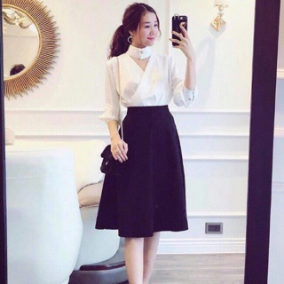 hàng hót về lại ạ  :-*  :-*  :-*  SET: áo sơ mi trắng tay dài cổ vòng đắp chéo+cv xòe đen siêu cute