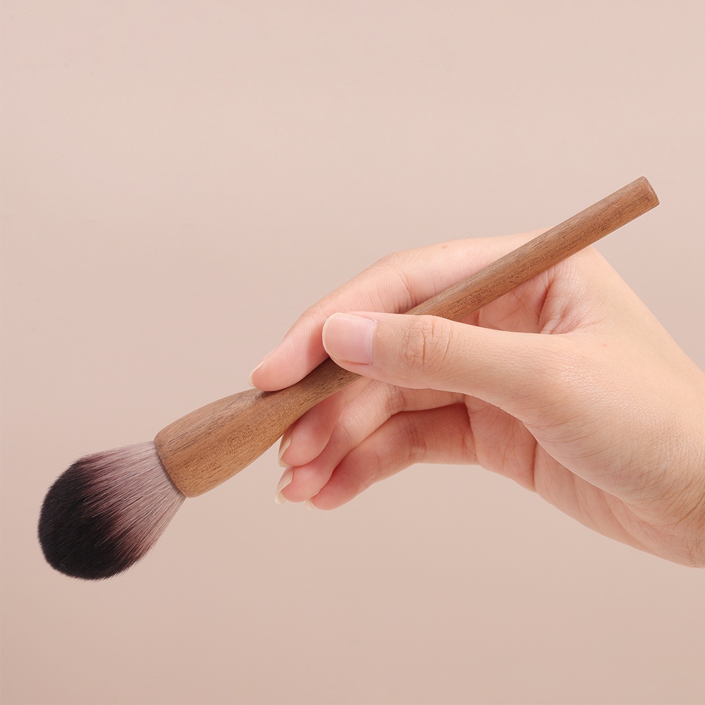 Cọ trang điểm bắt sáng OVW HHT07 lông hai màu tay cầm bằng gỗ óc chó