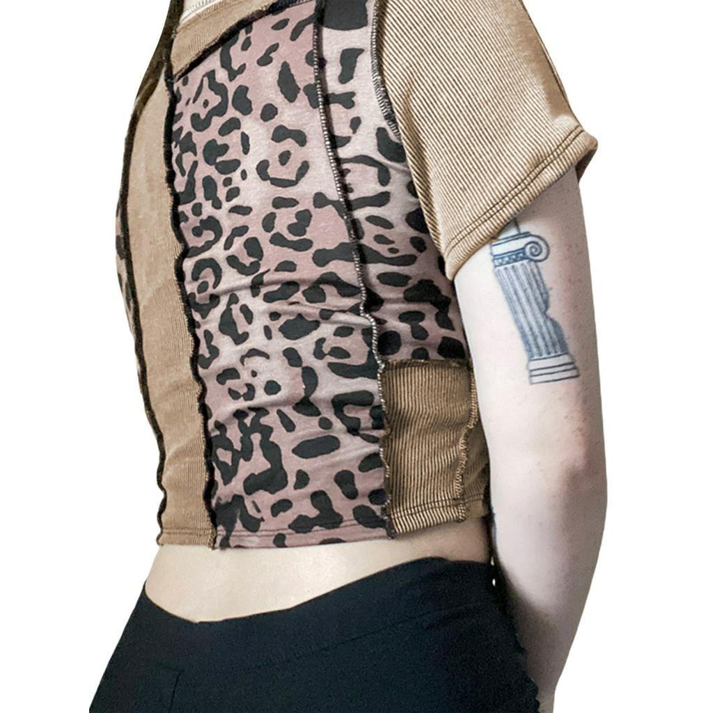 Áo croptop tay ngắn phối họa tiết da báo cá tính cho nữ