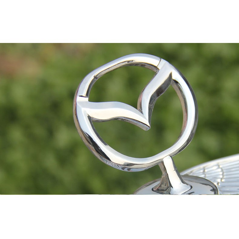 Biểu tượng logo Mazda cánh chim đặt nắp capo