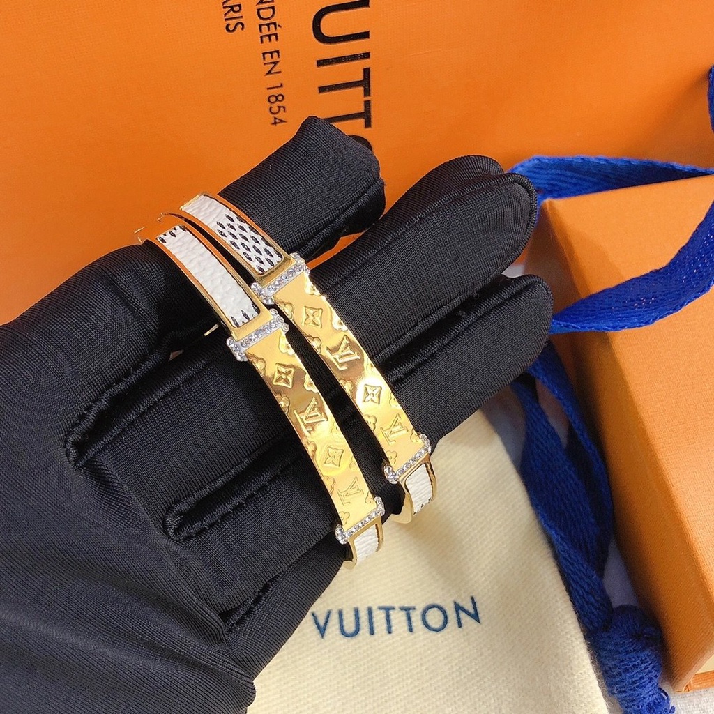 Vòng Tay Louis Vuitton Bằng Thép Titan Họa Tiết Chữ LV Sang Trọng Thời Trang