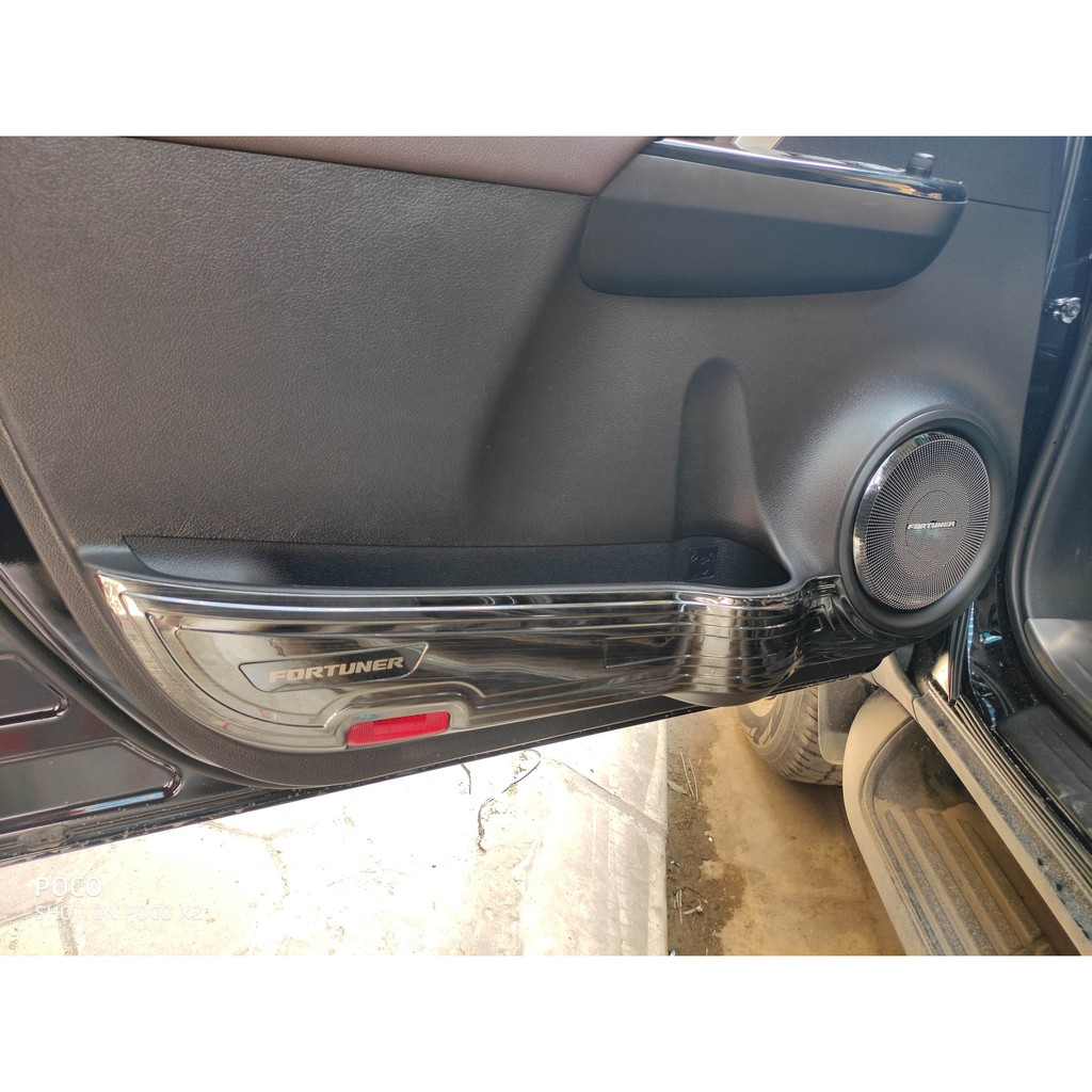 Bộ 4 Ốp Tapli Cửa Xe Toyota Fortuner 2018 2019 2020 Mẫu TITAN cao cấp- Tặng Kèm keo tăng dính, Lắp Đặt Dễ Dàng Tại Nhà