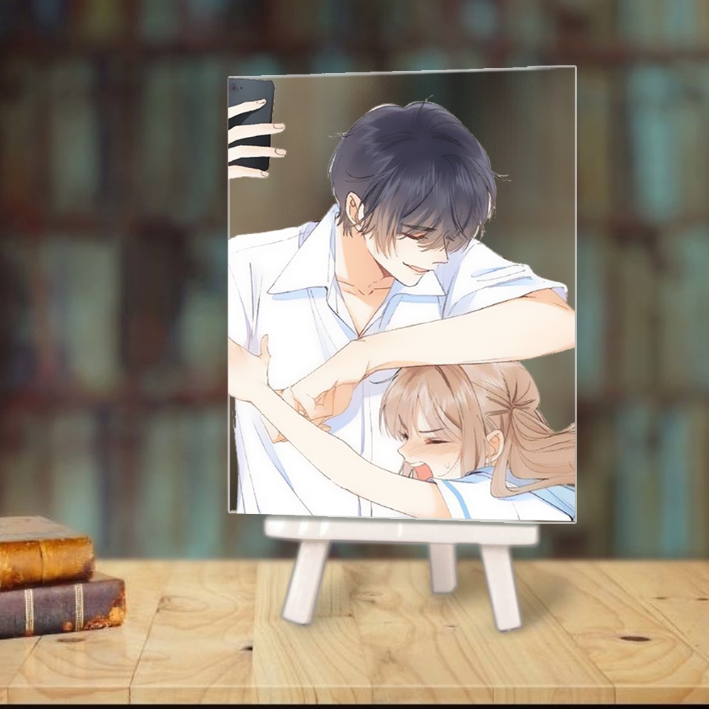Tranh kính VỤNG TRỘM KHÔNG THỂ GIẤU Tính Yêu Thầm Kín anime chibi acrylic mica trong trưng bày góc học tập giá gỗ