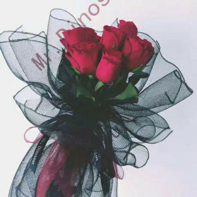 Lưới thô bó hoa sáp đủ màu đẹp.