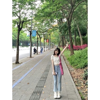Áo croptop hoa nhí + áo dây trắng