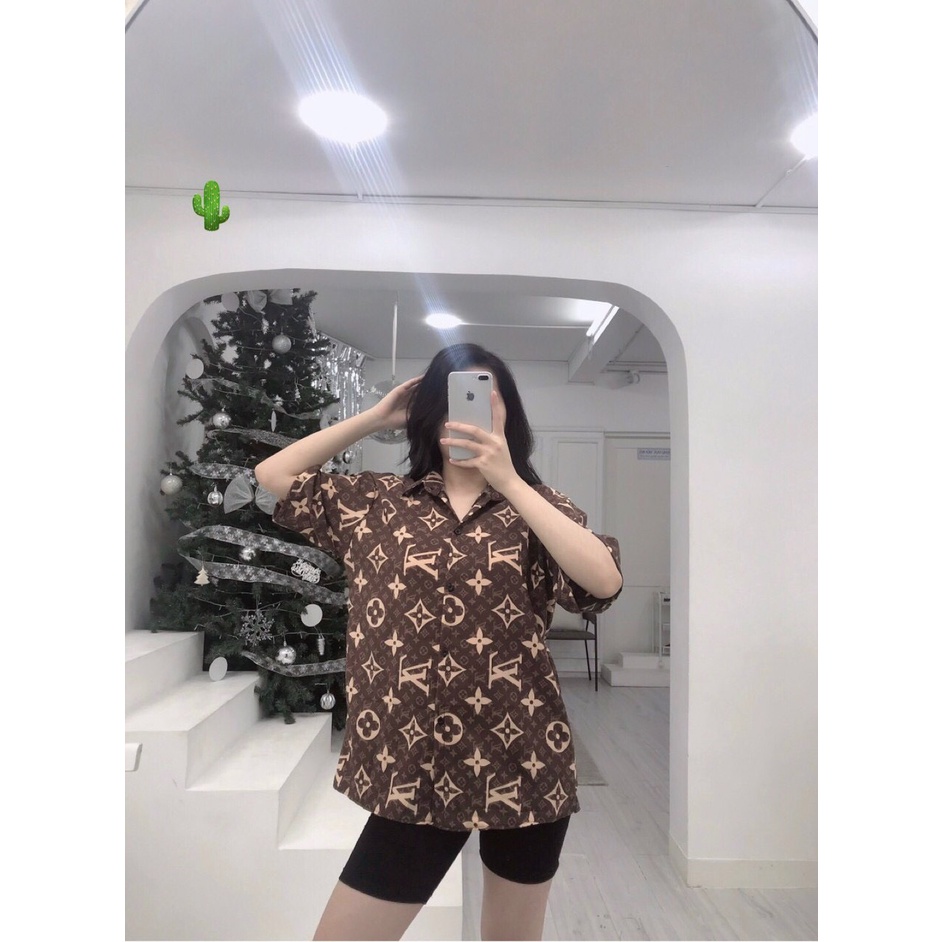 Áo sơ mi form rộng in chữ logo hiệu toàn áo cực xinh , chất kate lụa mềm mịn mát