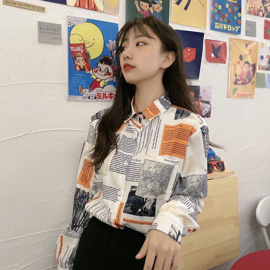 Áo sơ mi tay dài dáng rộng in họa tiết tờ báo kiểu retro cá tính cho nữ