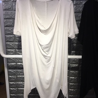 Áo thun unisex cổ đổ xẻ tà