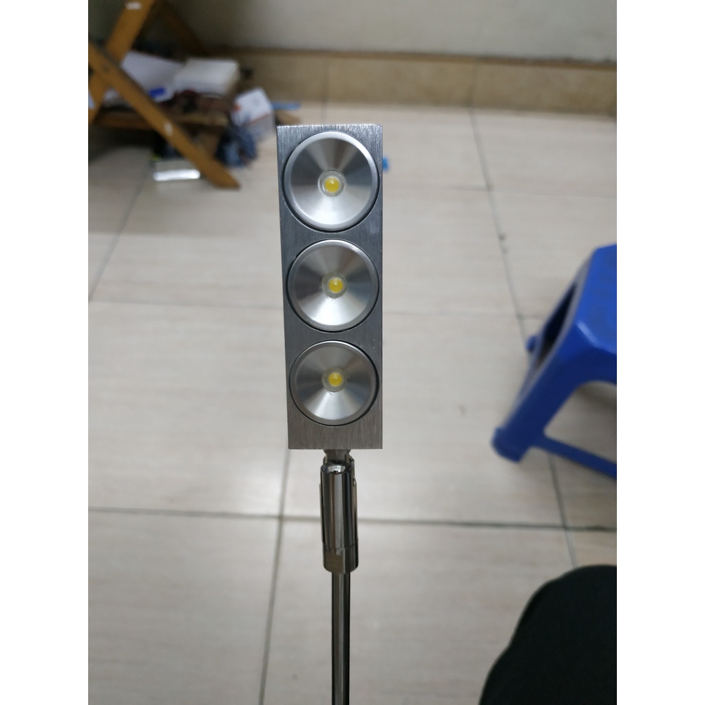 Đèn rọi tủ kính 3 mắt giao thông thân cao, vỏ màu bạc