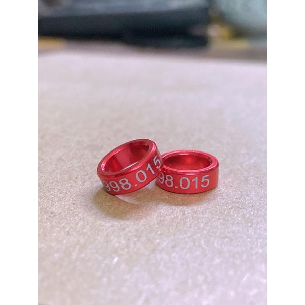 Nhẫn màu đeo chân chim vẹt