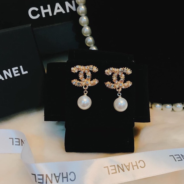 Bông tai Chanel hạt châu
