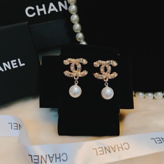 Bông tai Chanel hạt châu