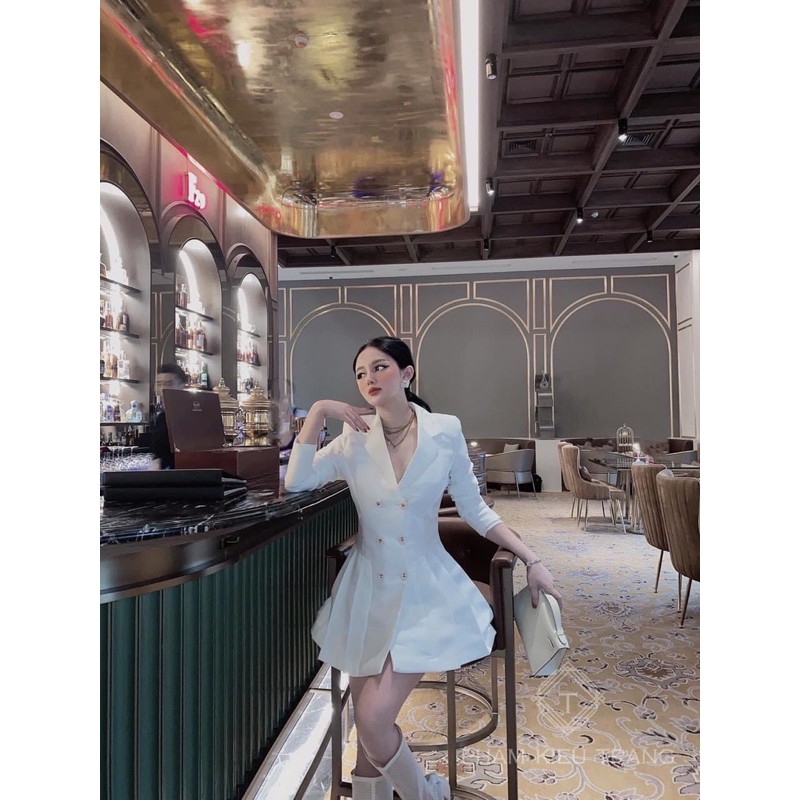 Đầm vest nút vàng