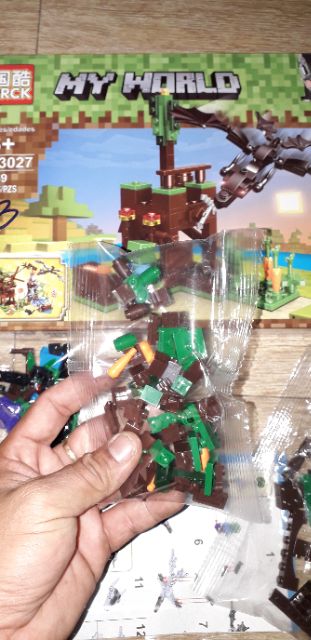 Lắp ráp 1 hộp LegoMineCraff MyWord 63027 có nhiều chi tiết bằng nhựa ABS